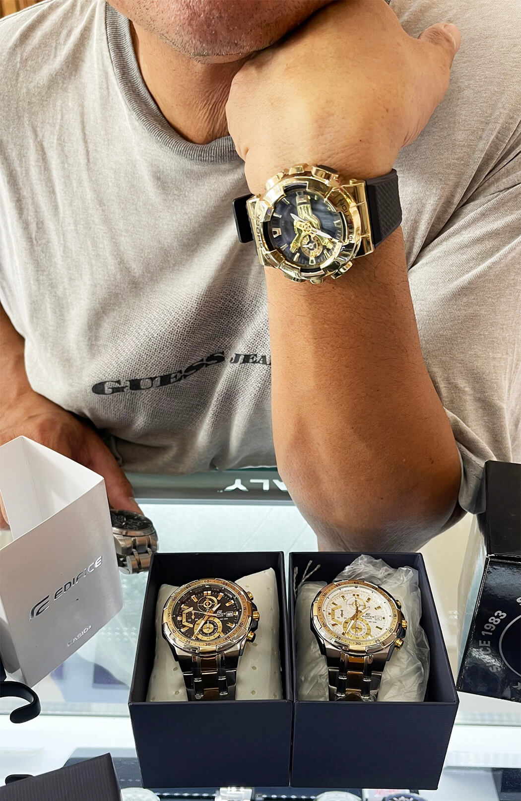 khách hàng mua đồng hồ casio tại the watch